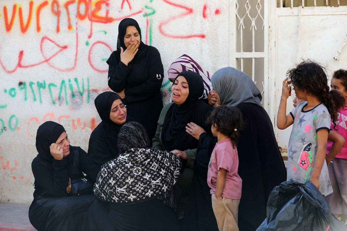 ودّع فلسطينيون جثامين 5 مواطنين بينهم 3 أطفال في مستشفى الشفاء بمدينة غزة، وكانوا قد سقطوا ليلة أمس في غارة إسرائيلية بمنطقة بيت لاهيا شمال قطاع غزة. 23 أبريل/نيسان 2026. صورة: بلال أسامة