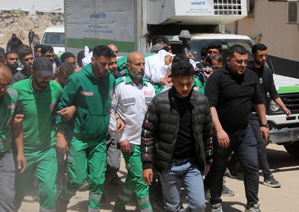 مشيعون فلسطينيون يودعون جثمان المسعف إبراهيم صقر خلال جنازته في مستشفى الشفاء بمدينة غزة في 29 أبريل/نيسان 2026. (صورة: بلال أسامة)