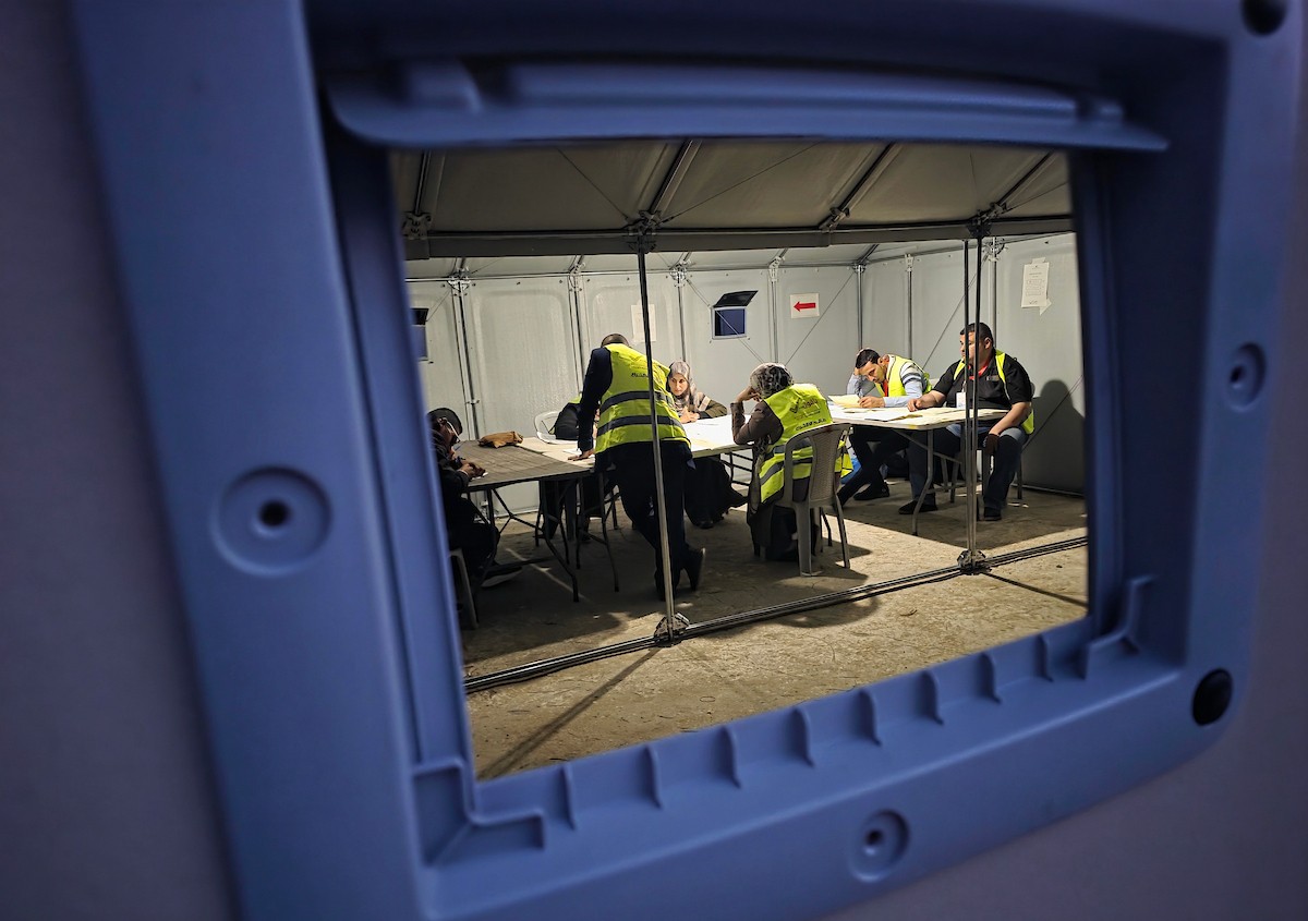 لجنة الانتخابات تُجري فرز قوائم المرشحين في الانتخابات المحلية الأولى في دير البلح وسط قطاع غزة منذ أكثر من عقدين، والأولى في الضفة الغربية منذ بدء حرب السابع من أكتوبر/ تشرين الأول 2023، 25 أبريل/نيسان 2026. (صورة: طارق محمد)