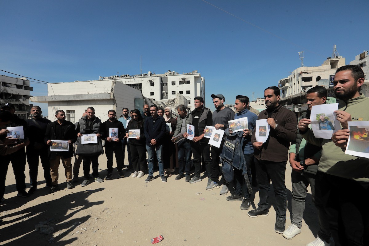 شارك صحفيون فلسطينيون في مظاهرة تنديداً باغتيال إسرائيل لمراسل قناة الجزيرة مباشر محمد وشاح، في ساحة مستشفى الشفاء بمدينة غزة، بتاريخ 9 أبريل/نيسان 2026. (صورة: بلال أسامة)