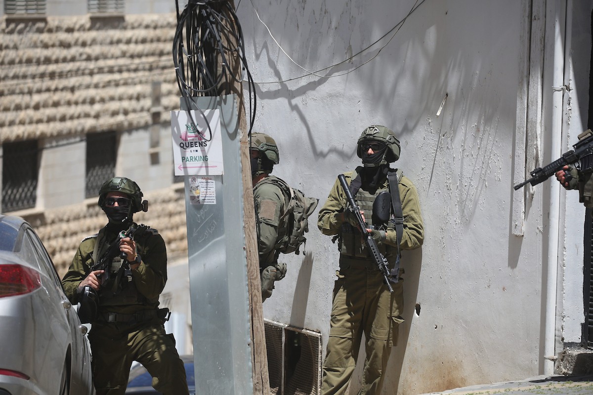 جنود إسرائيليون يقفون في أحد شوارع مدينة نابلس شمال الضفة الغربية، في 23 أبريل/نيسان 2026، خلال غارة للجيش الإسرائيلي. (صورة: محمد ناصر)