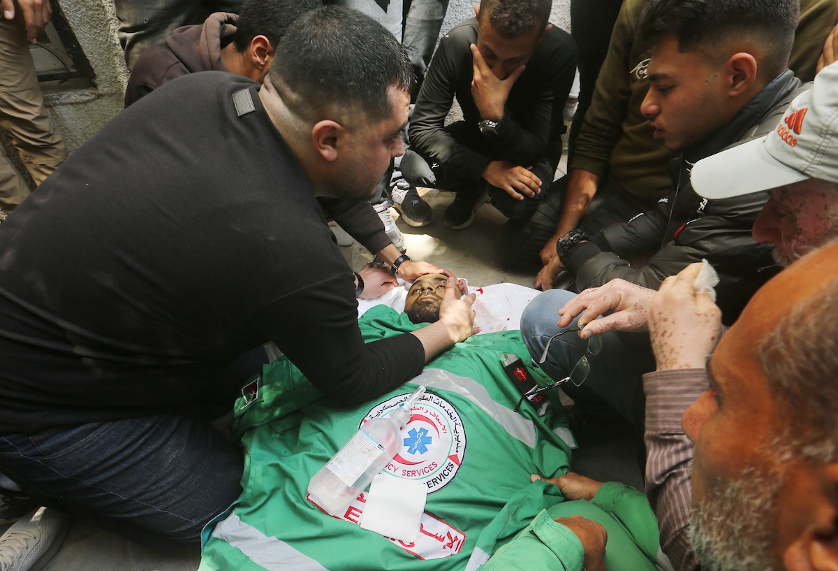 مشيعون فلسطينيون يودعون جثمان المسعف إبراهيم صقر خلال جنازته في مستشفى الشفاء بمدينة غزة في 29 أبريل/نيسان 2026. (صورة: بلال أسامة)