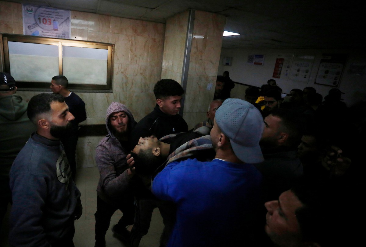 ودّع فلسطينيون عدداً من الجثث في مستشفى شهداء الأقصى بدير البلح. وقد سقط الضحايا جراء القصف الإسرائيلي وإطلاق النار من فصائل مسلحة متعاونة مع الجيش الإسرائيلي، شرق مخيم المغازي وسط قطاع غزة، في 6 أبريل/نيسان 2026. (صورة: أحمد إبراهيم)