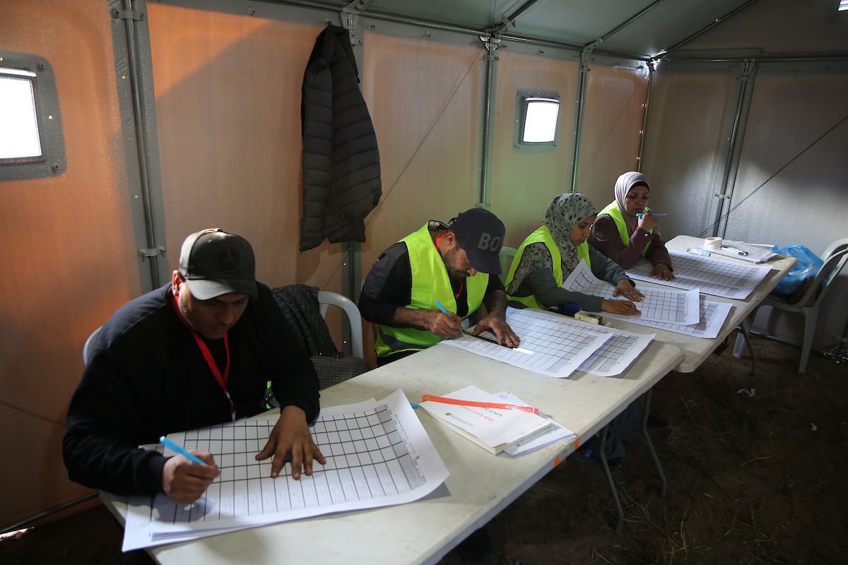 فرز أصوات الناخبين داخل مركز اقتراع في دير البلح، في 25 أبريل/نيسان 2026. وقد جرت الانتخابات البلدية اليوم في الضفة الغربية ووسط قطاع غزة، في أول انتخابات منذ بدء حرب غزة. (صورة: هادي داود)