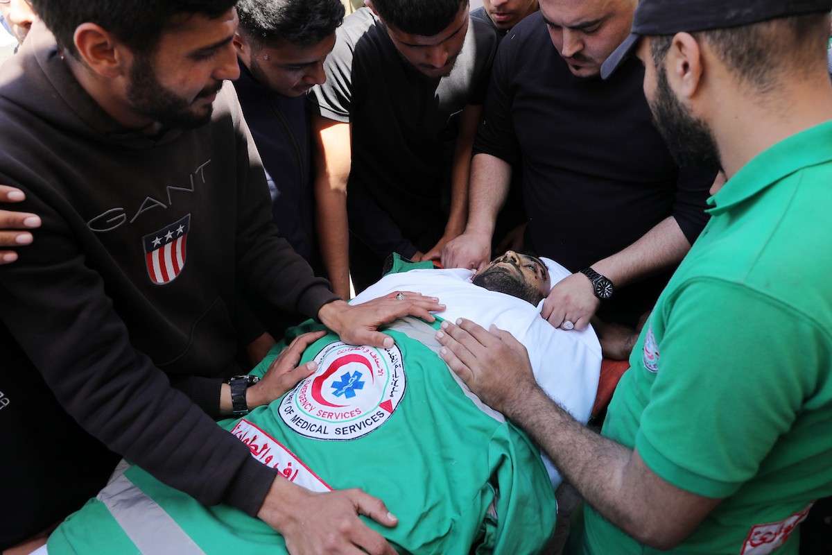 مشيعون فلسطينيون يودعون جثمان المسعف إبراهيم صقر خلال جنازته في مستشفى الشفاء بمدينة غزة في 29 أبريل/نيسان 2026. (صورة: بلال أسامة)