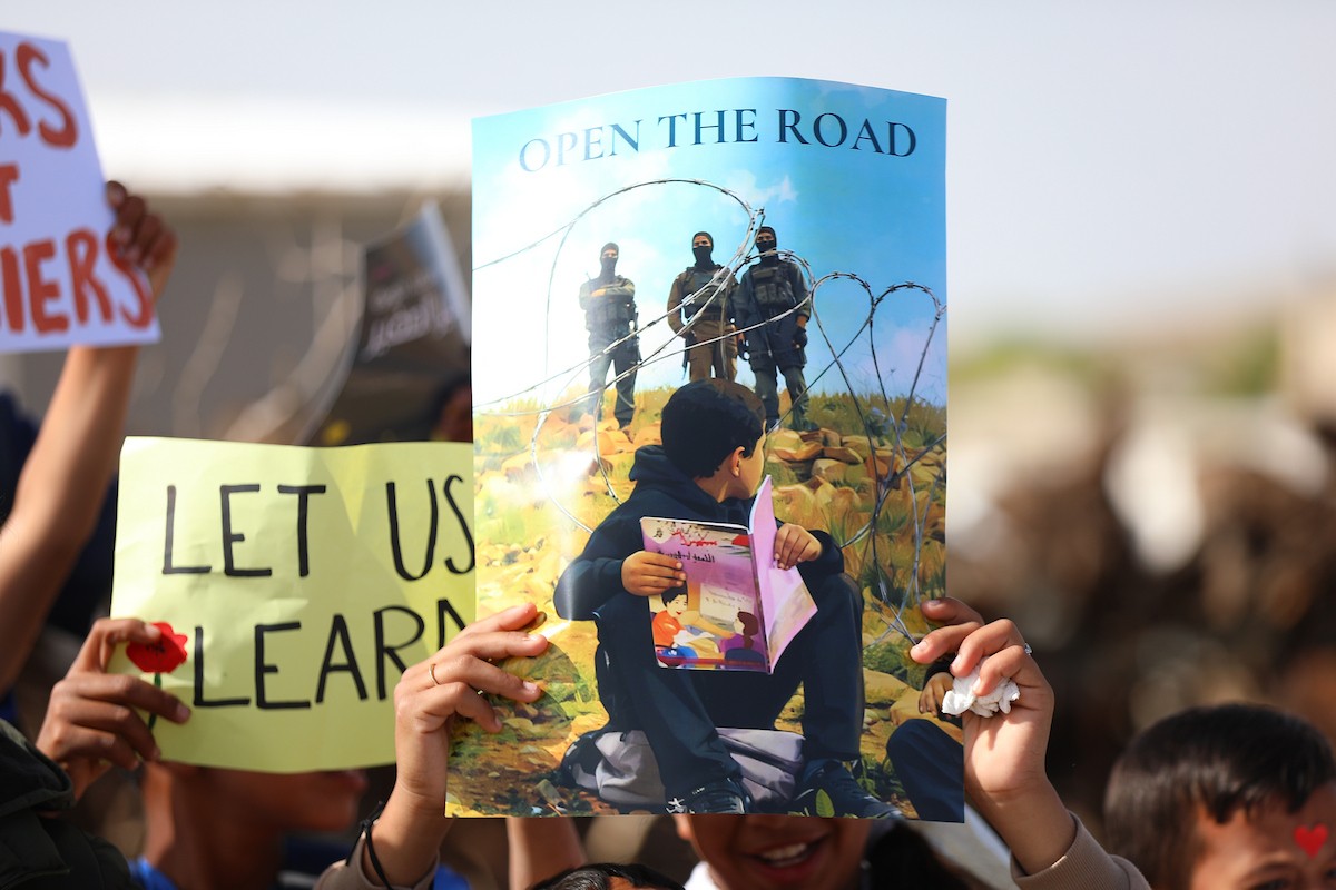 يواصل الطلاب الفلسطينيون اعتصامهم ودراستهم على جانب طريق أغلقه المستوطنون والقوات الإسرائيلية، في قرية أم الخير بمسافر يطا، قضاء الخليل جنوب الضفة الغربية. 26 أبريل/نيسان 2026،(صورة: مأمون وزواز)