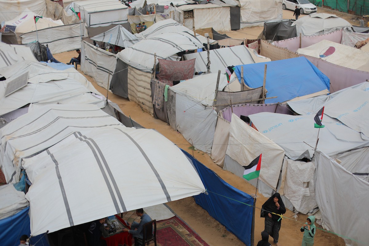 يشارك أطفال فلسطينيون في أنشطة ترفيهية ودعم نفسي اجتماعي في مخيم الزهور للنازحين في مخيم النصيرات للاجئين وسط قطاع غزة. 26 أبريل/نيسان 2026، (تصوير: حسن الجديدي)