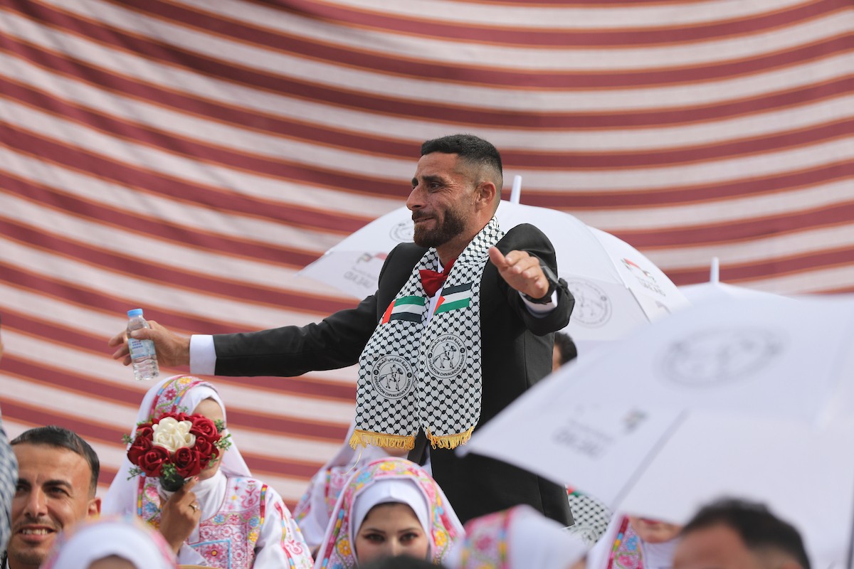 حفل زفاف جماعي لنحو 300 عروس وعريس، تحت عنوان فستان الفرح 2، نظمته مؤسسة الفارس الشم في دير البلح، وسط قطاع غزة، في 24 أبريل/نيسان 2026، (صورة: معز صالحي)