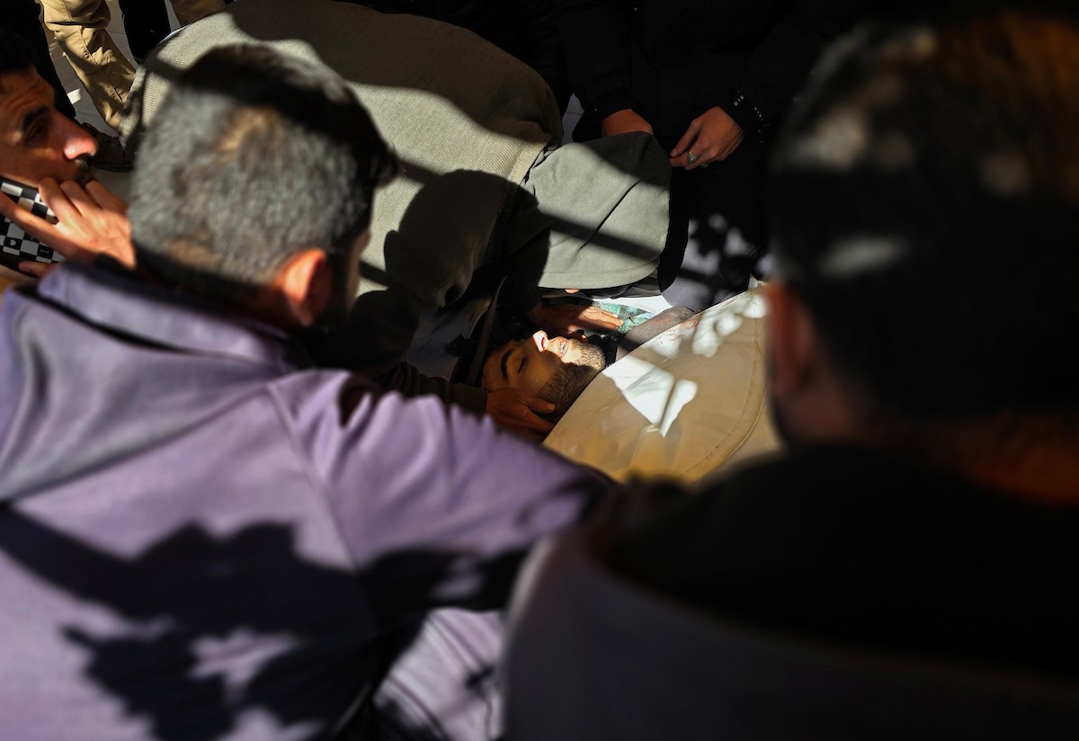 ودّعَ فلسطينيون جثمان يوسف منصور، الذي استُشهد في غارة جوية إسرائيلية أثناء صيده الطيور في منطقة المواصي بخان يونس، جنوب قطاع غزة. 9 أبريل/نيسان 2026. صورة: طارق محمد