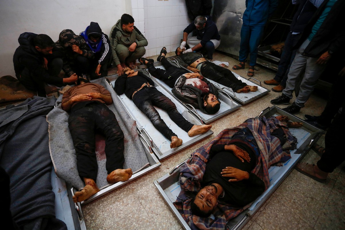 في السابع من أبريل/نيسان 2026، أقارب الضحايا يلقون نظرة أخيرة على جثامين فلسطينيين سقطوا في غارة جوية إسرائيلية شرق مخيم المغازي للاجئين، داخل مستشفى شهداء الأقصى في دير البلح بوسط قطاع غزة.  (صورة: أحمد إبراهيم)