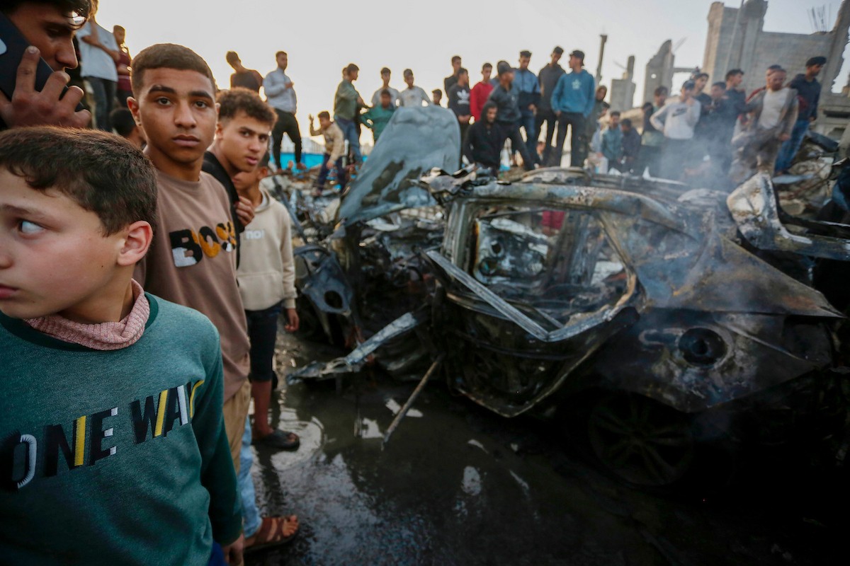 يتفقد فلسطينيون آثار غارة جوية إسرائيلية استهدفت مركبة في شارع صلاح الدين قرب مدخل مخيم المغازي للاجئين وسط قطاع غزة، في 4 أبريل/نيسان 2026.  (صورة: أحمد إبراهيم)