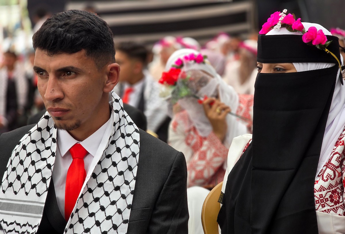 فلسطينيون يشاركون في حفل زفاف جماعي لخمسين عريساً فقدوا أفراداً من عائلاتهم خلال الحرب، ضمن مبادرة بعنوان أفراح رغم الجراح، في خان يونس، جنوب قطاع غزة. 26 أبريل/نيسان 2026، (تصوير: طارق محمد)