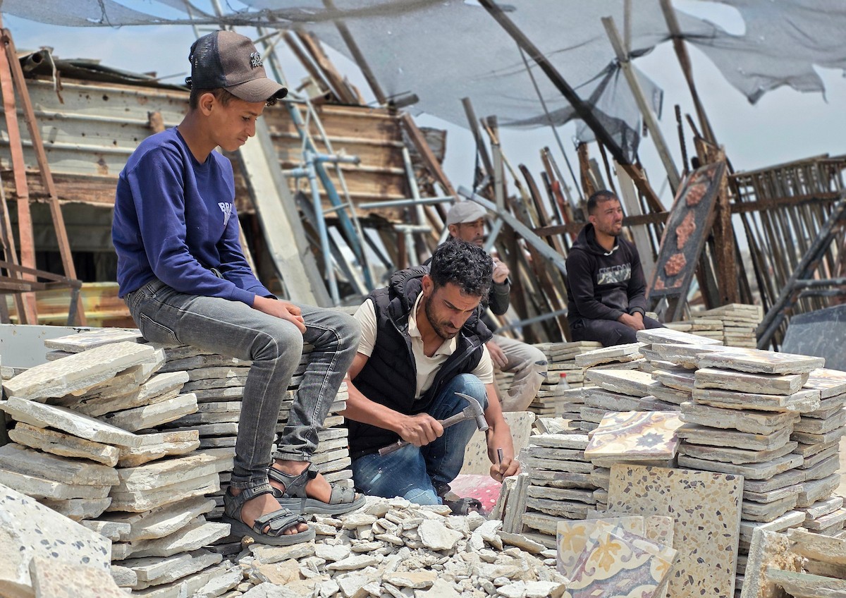يبيع فلسطينيون موادًا مُستصلحة من أنقاض منازلهم المدمرة، بما في ذلك المعادن والخشب والأبواب ومستلزمات النظافة، في سوق للخردة بمنطقة المواصي في خان يونس جنوب قطاع غزة، في 27 أبريل/نيسان 2026 (صورة: طارق محمد)