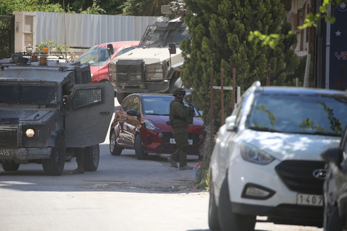 جنود إسرائيليون يقفون في أحد شوارع مدينة نابلس شمال الضفة الغربية، في 23 أبريل/نيسان 2026، خلال غارة للجيش الإسرائيلي. (صورة: محمد ناصر)