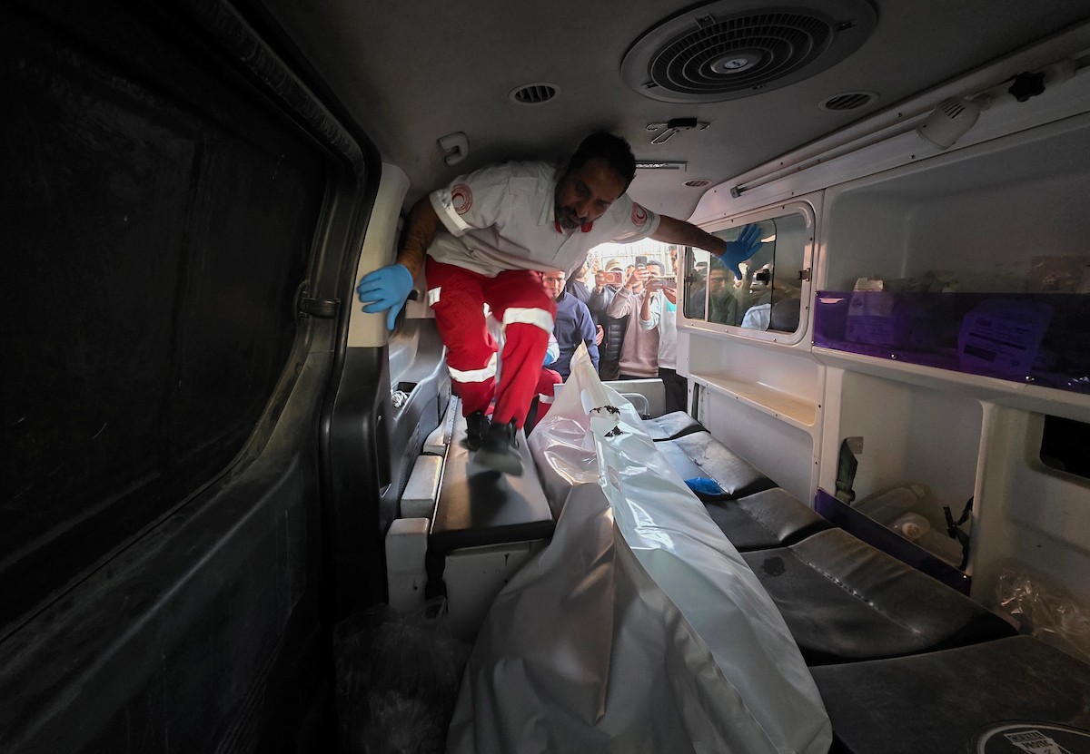 ودّع الفلسطينيون جثمان محمود إبراهيم البريم، الذي استشهد في غارات جوية إسرائيلية بطائرات مسيّرة قرب دوار أبو حامد، شرق خان يونس، جنوب قطاع غزة. 9 أبريل/نيسان 2026. تصوير: طارق محمد