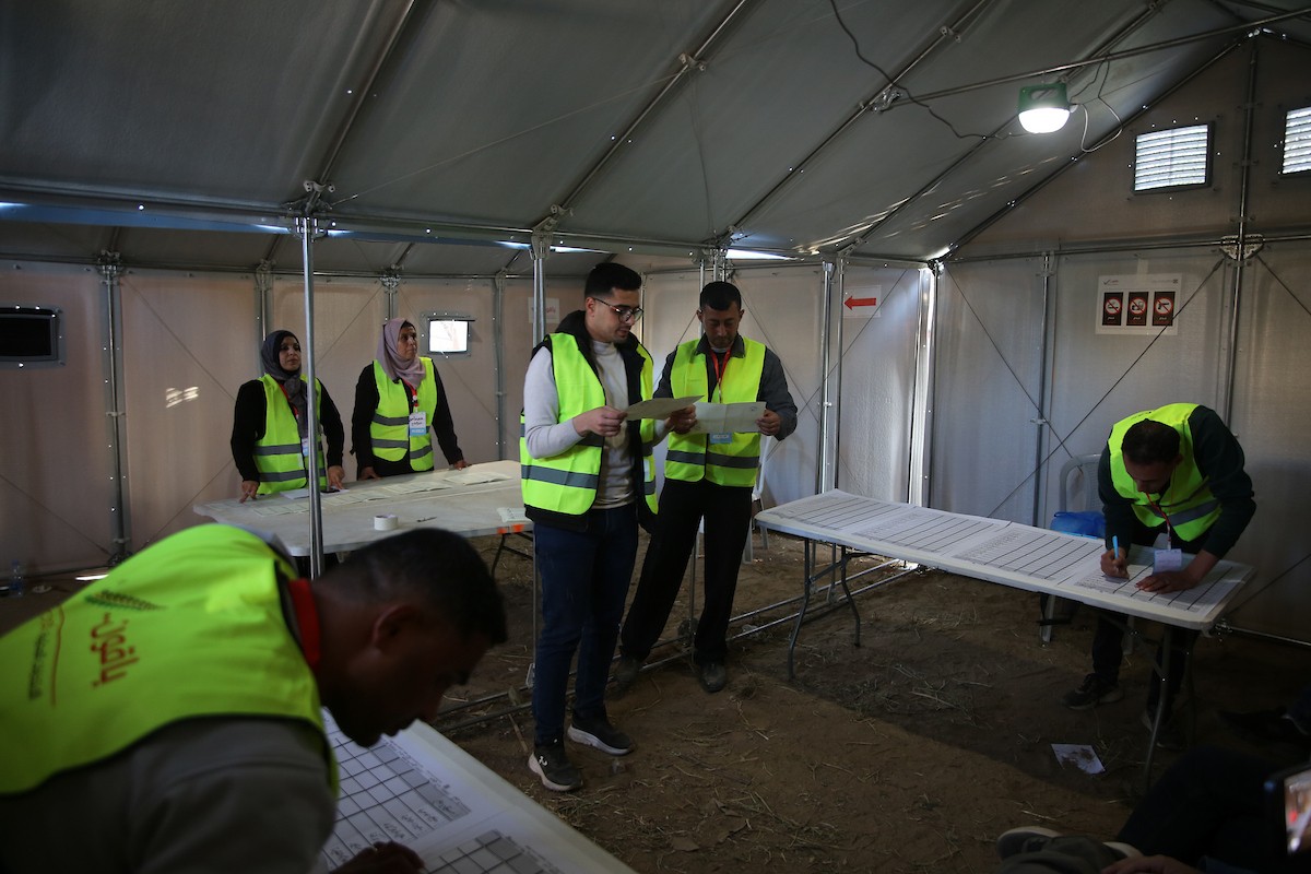 فرز أصوات الناخبين داخل مركز اقتراع في دير البلح، في 25 أبريل/نيسان 2026. وقد جرت الانتخابات البلدية اليوم في الضفة الغربية ووسط قطاع غزة، في أول انتخابات منذ بدء حرب غزة. (صورة: هادي داود)
