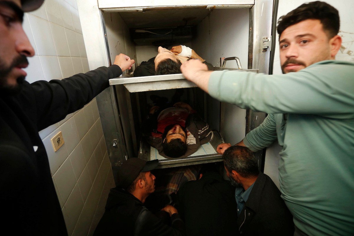 ودّع فلسطينيون عدداً من الجثث في مستشفى شهداء الأقصى بدير البلح. وقد سقط الضحايا جراء القصف الإسرائيلي وإطلاق النار من فصائل مسلحة متعاونة مع الجيش الإسرائيلي، شرق مخيم المغازي وسط قطاع غزة، في 6 أبريل/نيسان 2026. (صورة: أحمد إبراهيم)