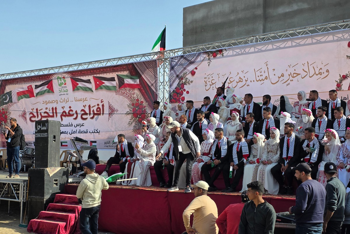 فلسطينيون يشاركون في حفل زفاف جماعي لخمسين عريساً فقدوا أفراداً من عائلاتهم خلال الحرب، ضمن مبادرة بعنوان أفراح رغم الجراح، في خان يونس، جنوب قطاع غزة. 26 أبريل/نيسان 2026، (تصوير: طارق محمد)