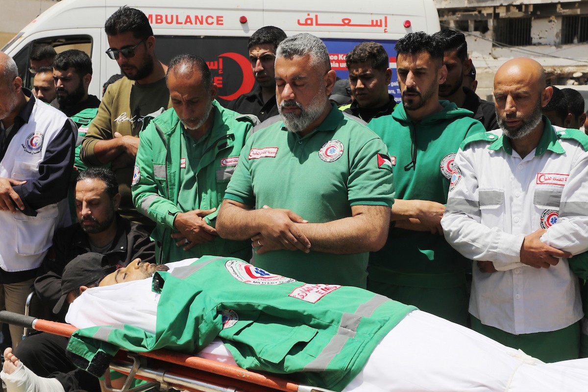 مشيعون فلسطينيون يودعون جثمان المسعف إبراهيم صقر خلال جنازته في مستشفى الشفاء بمدينة غزة في 29 أبريل/نيسان 2026. (صورة: بلال أسامة)