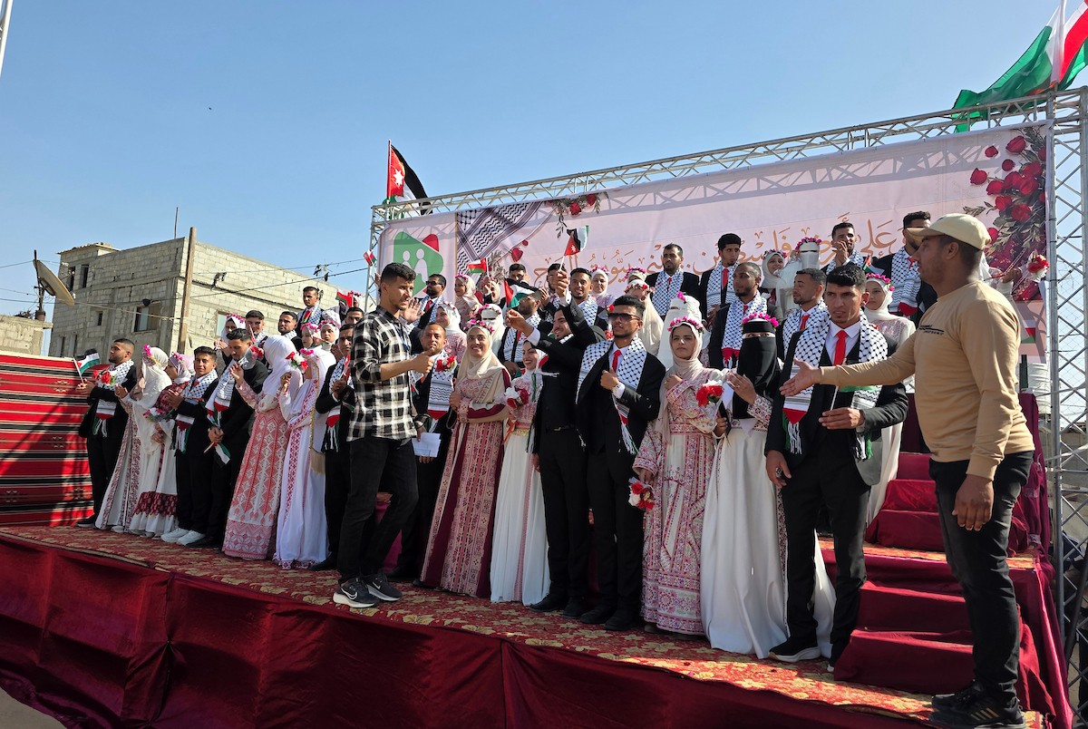 فلسطينيون يشاركون في حفل زفاف جماعي لخمسين عريساً فقدوا أفراداً من عائلاتهم خلال الحرب، ضمن مبادرة بعنوان أفراح رغم الجراح، في خان يونس، جنوب قطاع غزة. 26 أبريل/نيسان 2026، (تصوير: طارق محمد)