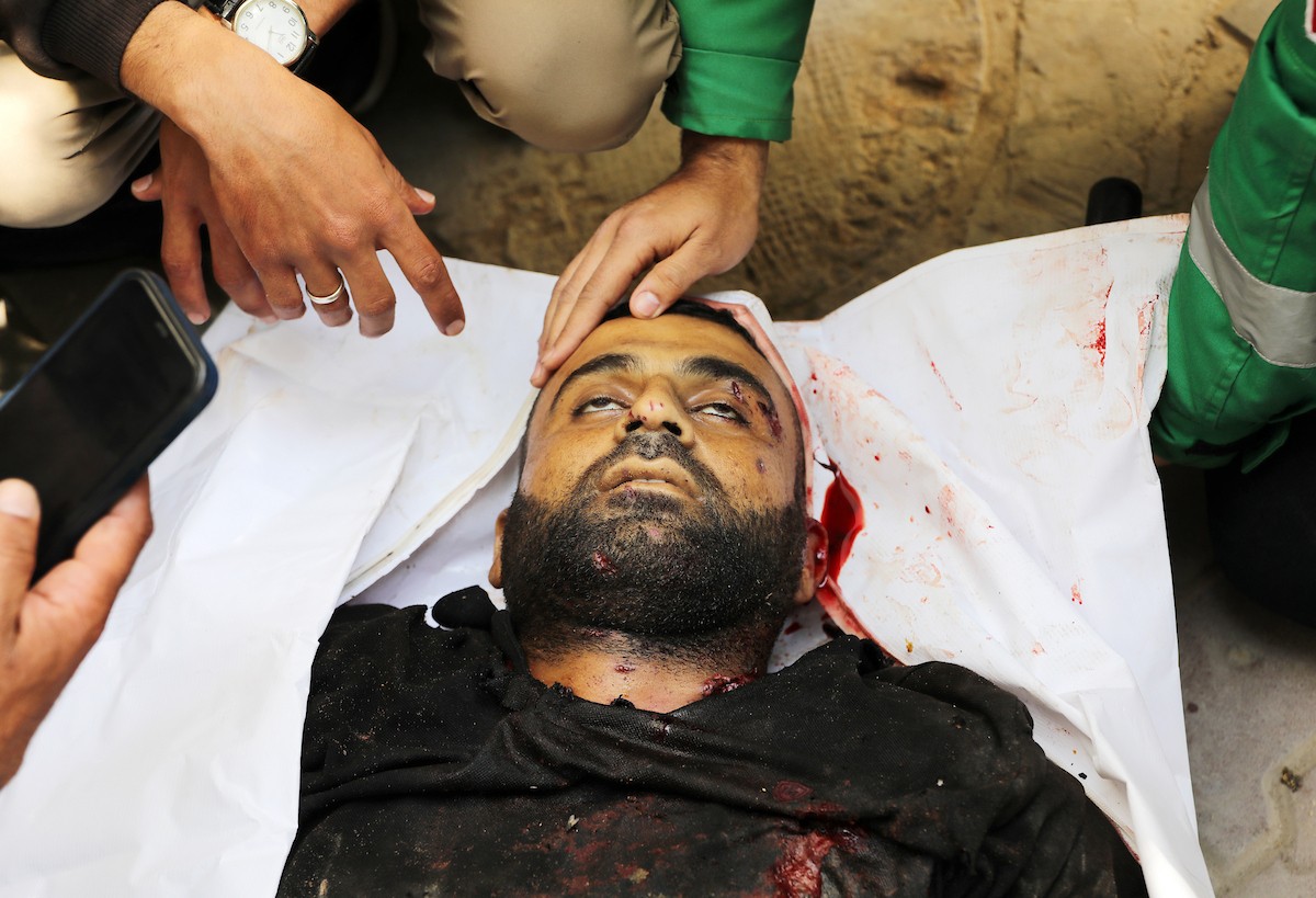 مشيعون فلسطينيون يودعون جثمان المسعف إبراهيم صقر خلال جنازته في مستشفى الشفاء بمدينة غزة في 29 أبريل/نيسان 2026. (صورة: بلال أسامة)