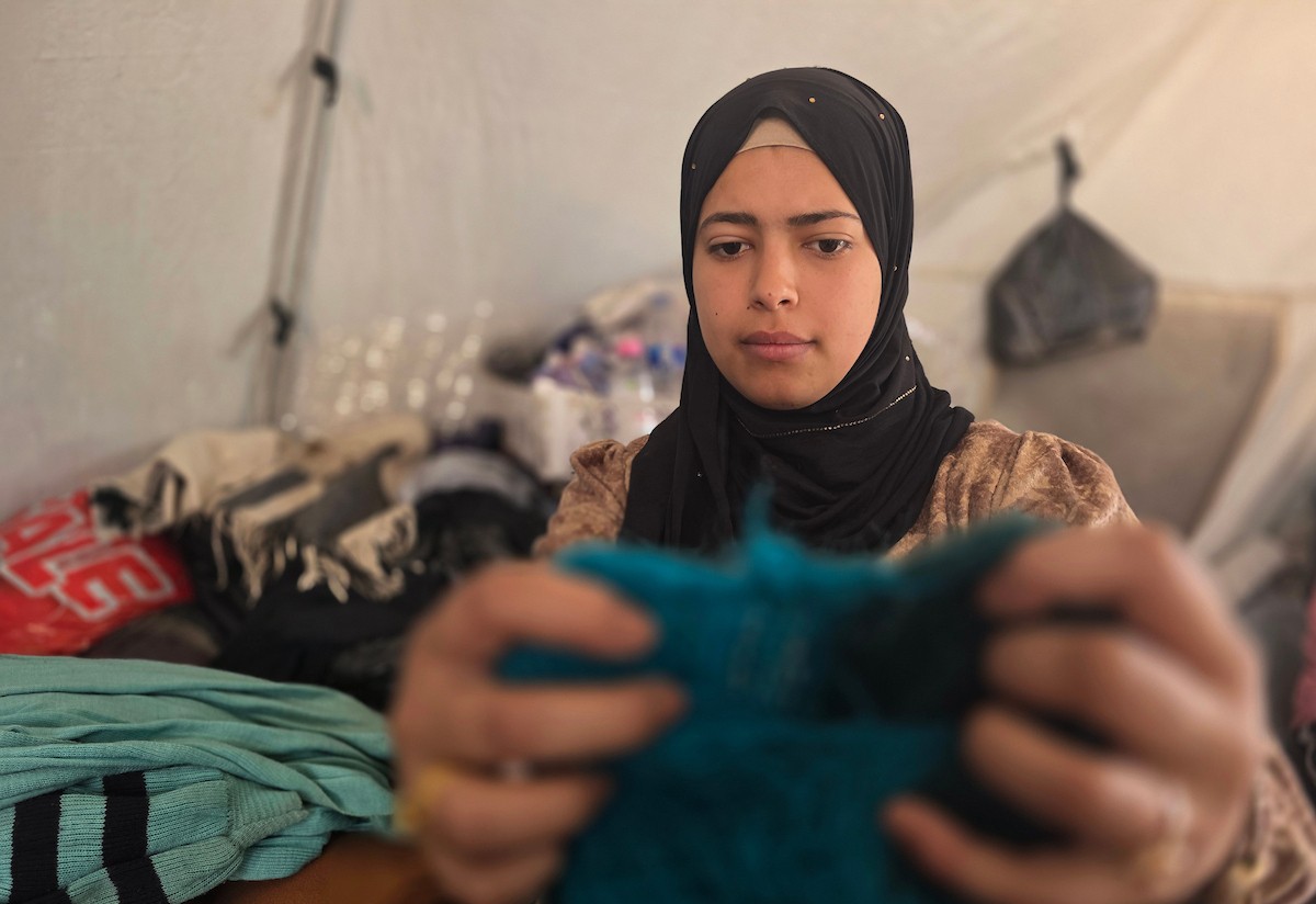 قبل أيام من موعد زفافها، فوجئت الشابة الفلسطينية أماني أبو سلمى بتلف جهازها بالكامل، بعد أن دمرت القوارض مقتنياتها داخل خيمتها في أحد مخيمات النزوح بمدينة خان يونس جنوب قطاع غزة.19 أبريل/نيسان 2026، (تصوير: طارق محمد )