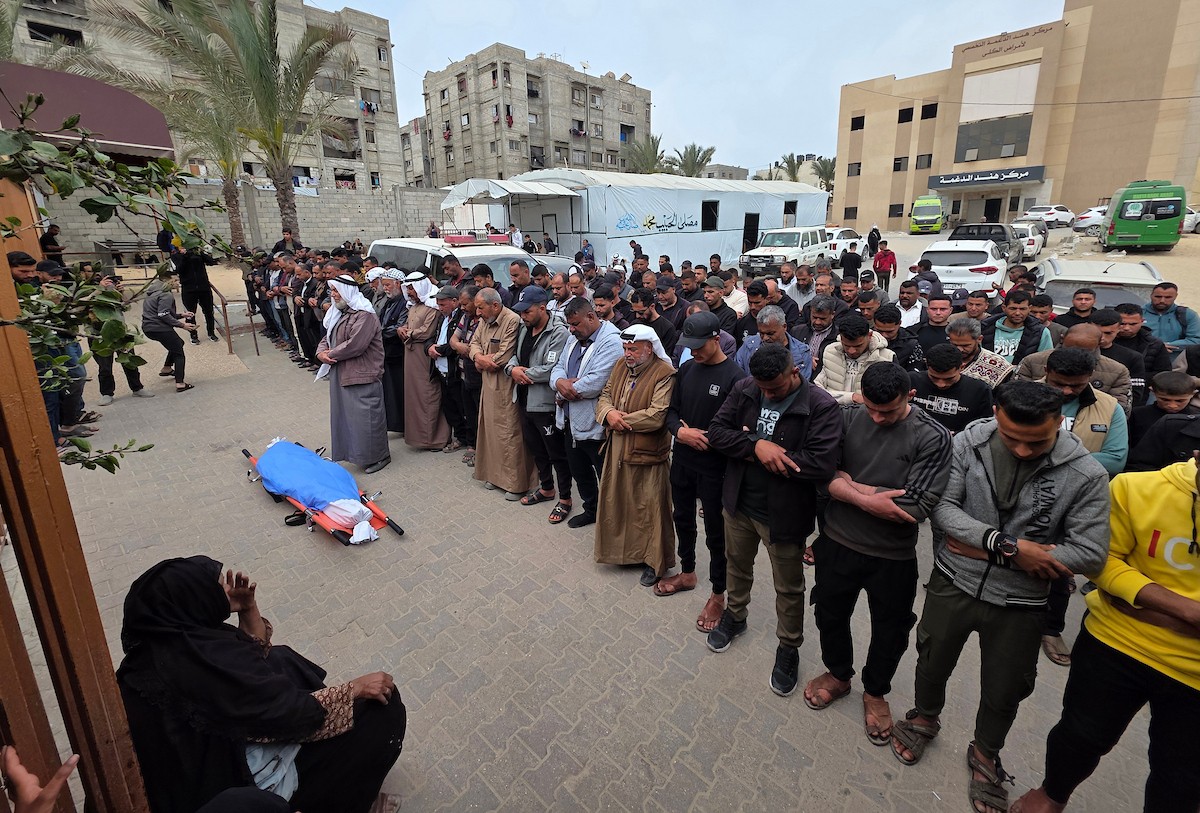 الفلسطينيون ينعون وفاة هدى العطار في مجمع ناصر الطبي، بعد استشهادها في غارة جوية إسرائيلية استهدفت خيمتها في منطقة المواصي، جنوب خان يونس، جنوب قطاع غزة. 26 أبريل/نيسان 2026. تصوير: طارق محمد