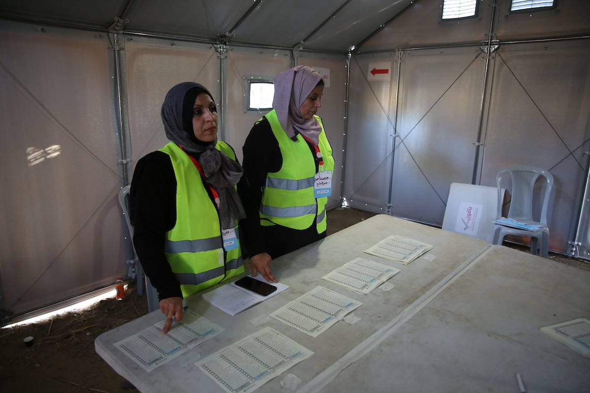 فرز أصوات الناخبين داخل مركز اقتراع في دير البلح، في 25 أبريل/نيسان 2026. وقد جرت الانتخابات البلدية اليوم في الضفة الغربية ووسط قطاع غزة، في أول انتخابات منذ بدء حرب غزة. (صورة: هادي داود)