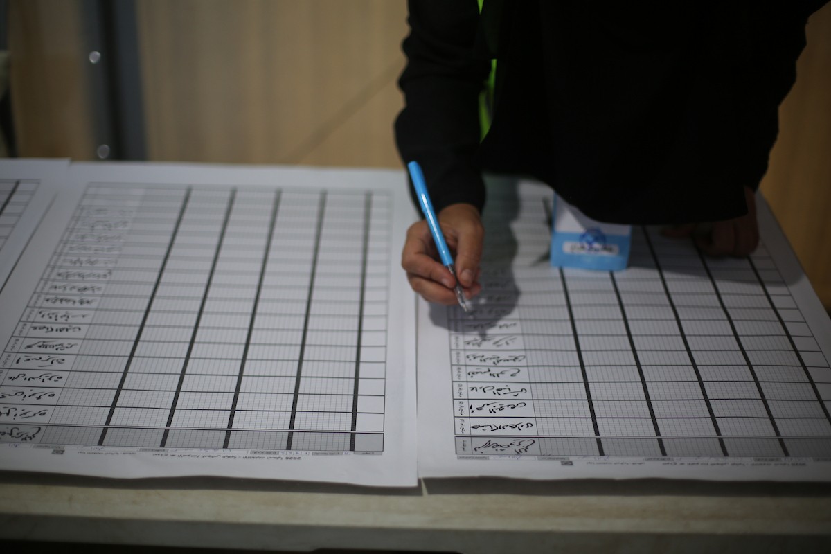 فرز أصوات الناخبين داخل مركز اقتراع في دير البلح، في 25 أبريل/نيسان 2026. وقد جرت الانتخابات البلدية اليوم في الضفة الغربية ووسط قطاع غزة، في أول انتخابات منذ بدء حرب غزة. (صورة: هادي داود)