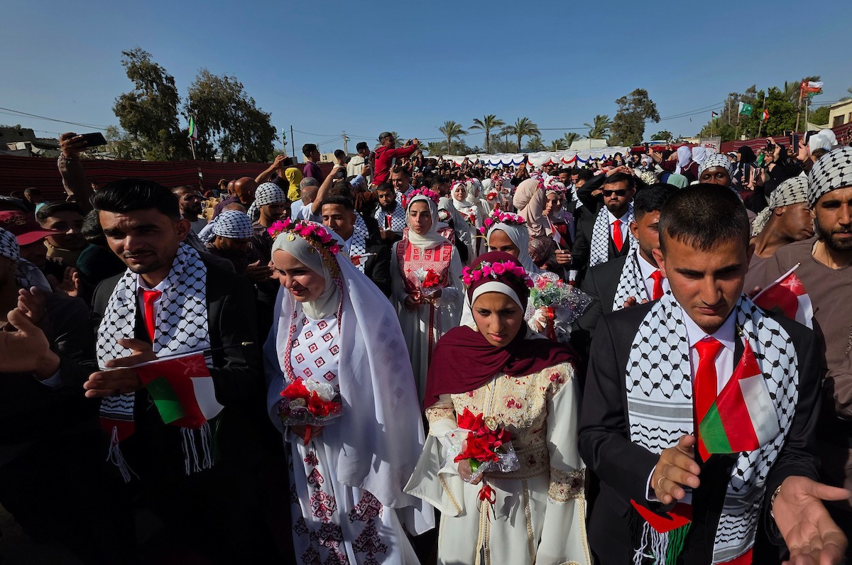 فلسطينيون يشاركون في حفل زفاف جماعي لخمسين عريساً فقدوا أفراداً من عائلاتهم خلال الحرب، ضمن مبادرة بعنوان أفراح رغم الجراح، في خان يونس، جنوب قطاع غزة. 26 أبريل/نيسان 2026، (تصوير: طارق محمد)