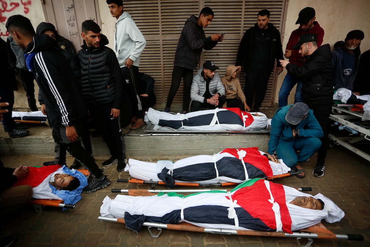 في السابع من أبريل/نيسان 2026، أقارب الضحايا يلقون نظرة أخيرة على جثامين فلسطينيين سقطوا في غارة جوية إسرائيلية شرق مخيم المغازي للاجئين، داخل مستشفى شهداء الأقصى في دير البلح بوسط قطاع غزة.  (صورة: أحمد إبراهيم)