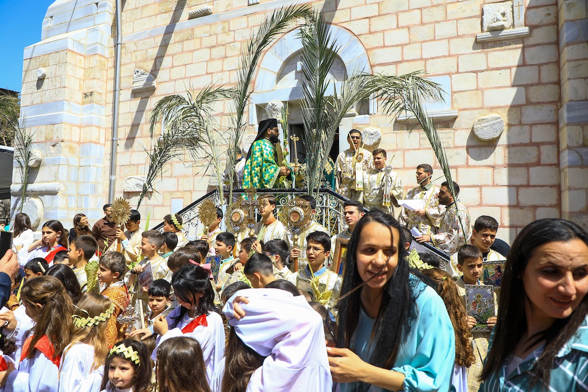 حضر مسيحيون أرثوذكس مقيمون في مدينة غزة، قداسًا في كنيسة القديس بورفيريوس احتفالًا بأحد الشعانين، الذي يُحيي ذكرى دخول السيد المسيح إلى القدس واستقبال الشعب له بأغصان النخيل، 5 أبريل/نيسان 2026. تصوير: هاشم زامو/apaimages