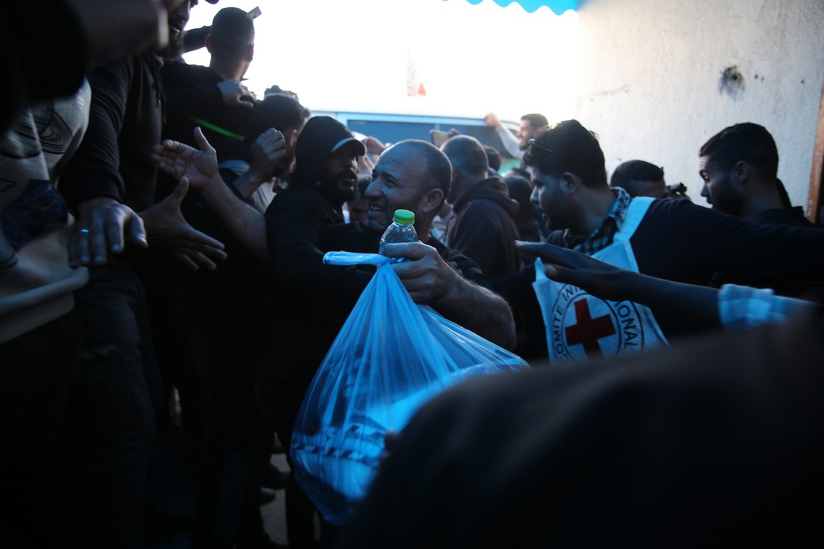 وصل أسرى فلسطينيون أفرج عنهم الجيش الإسرائيلي إلى مستشفى شهداء الأقصى في دير البلح، وسط قطاع غزة، في سيارات تابعة للجنة الدولية للصليب الأحمر، لإجراء فحوصات طبية. 26 أبريل/نيسان 2026. تصوير: هادي داود