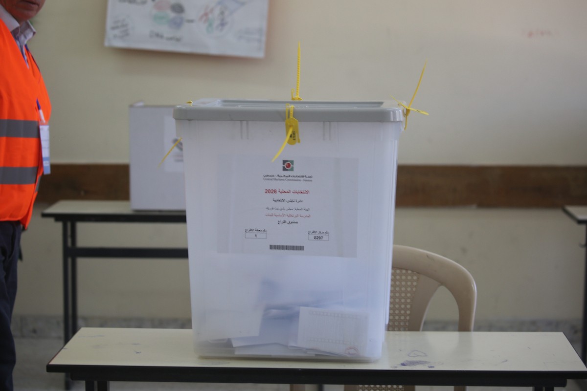 الناخبون الفلسطينيون في مراكز الاقتراع خلال انتخابات المجالس البلدية في بلدة بيت فوريك، شرق نابلس في الضفة الغربية، في 25 أبريل/نيسان 2026( صورة: محمد ناصر)