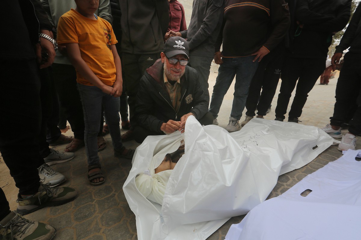 فلسطينيون ينوحون على جثامين مدنيين سقطوا في غارة إسرائيلية شمال قطاع غزة، خلال جنازة أقيمت في مستشفى الشفاء بمدينة غزة، في 26 أبريل/نيسان 2026. صورة: بلال أسامة