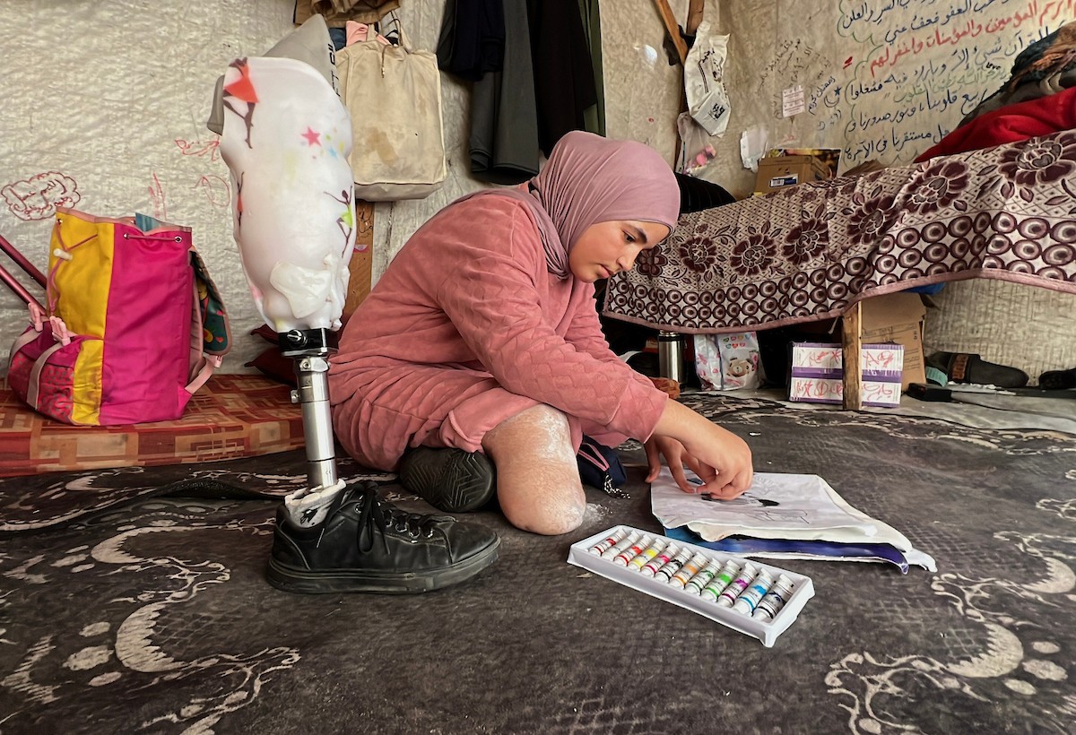 منة وائل عاشور (12 عاماً) وشقيقها فايز (24 عاماً) يعيشان في خيمة نزوح بمدينة دير البلح وسط قطاع غزة، بعد أن فقدا أطرافهما جراء هجوم إسرائيلي قبل نحو تسعة أشهر، 16 أبريل/نيسان 2026. صورة: يوسف أبو طفة