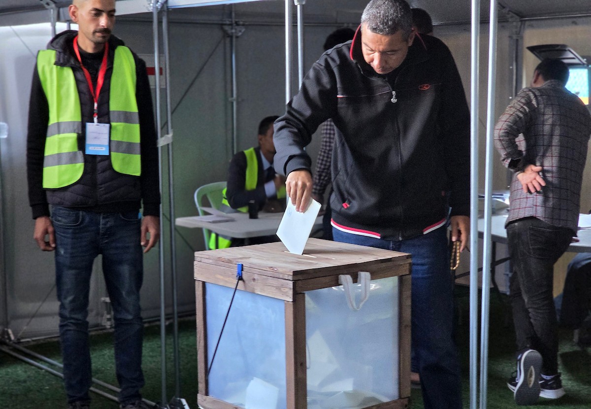 الفلسطينيون يدلون بأصواتهم في مركز اقتراع خلال الانتخابات البلدية في دير البلح، قطاع غزة، في 25 أبريل/نيسان 2026 بعد أكثر من 20 عاما، (صورة: طارق محمد)