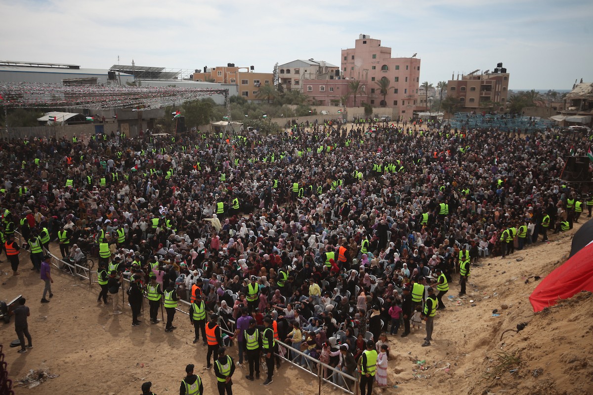 حفل زفاف جماعي لنحو 300 عروس وعريس، تحت عنوان فستان الفرح 2، نظمته مؤسسة الفارس الشم في دير البلح، وسط قطاع غزة، في 24 أبريل/نيسان 2026، (صورة: معز صالحي)