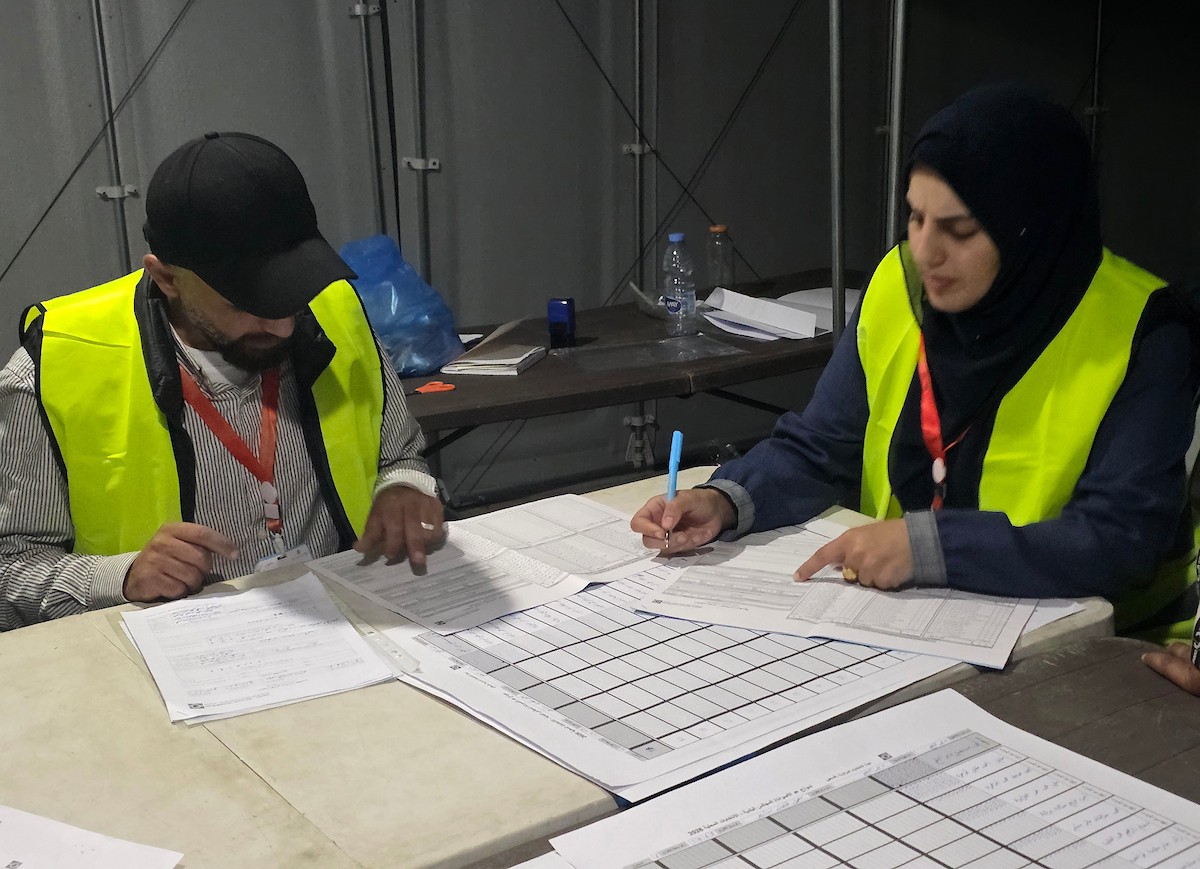 لجنة الانتخابات تُجري فرز قوائم المرشحين في الانتخابات المحلية الأولى في دير البلح وسط قطاع غزة منذ أكثر من عقدين، والأولى في الضفة الغربية منذ بدء حرب السابع من أكتوبر/ تشرين الأول 2023، 25 أبريل/نيسان 2026. (صورة: طارق محمد)