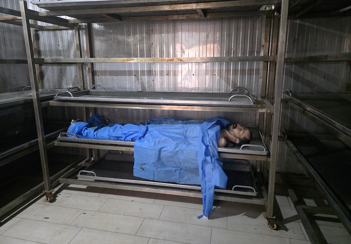 جثمان أمجد الجرف، الذي استشهد بنيران إسرائيلية قرب دوار التحلية شرق خان يونس، في مشرحة مستشفى ناصر، جنوب قطاع غزة، في 27 أبريل/نيسان 2026. (صورة: طارق محمد)