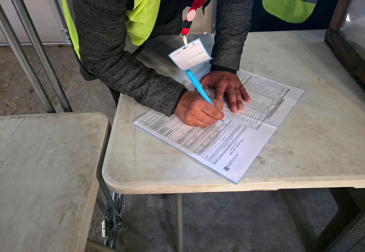 لجنة الانتخابات تُجري فرز قوائم المرشحين في الانتخابات المحلية الأولى في دير البلح وسط قطاع غزة منذ أكثر من عقدين، والأولى في الضفة الغربية منذ بدء حرب السابع من أكتوبر/ تشرين الأول 2023، 25 أبريل/نيسان 2026. (صورة: طارق محمد)