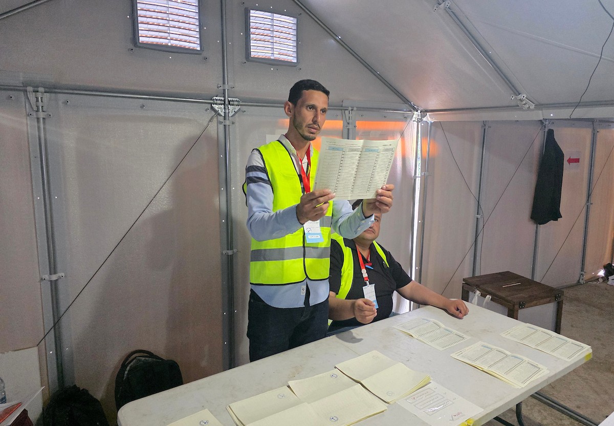 لجنة الانتخابات تُجري فرز قوائم المرشحين في الانتخابات المحلية الأولى في دير البلح وسط قطاع غزة منذ أكثر من عقدين، والأولى في الضفة الغربية منذ بدء حرب السابع من أكتوبر/ تشرين الأول 2023، 25 أبريل/نيسان 2026. (صورة: طارق محمد)