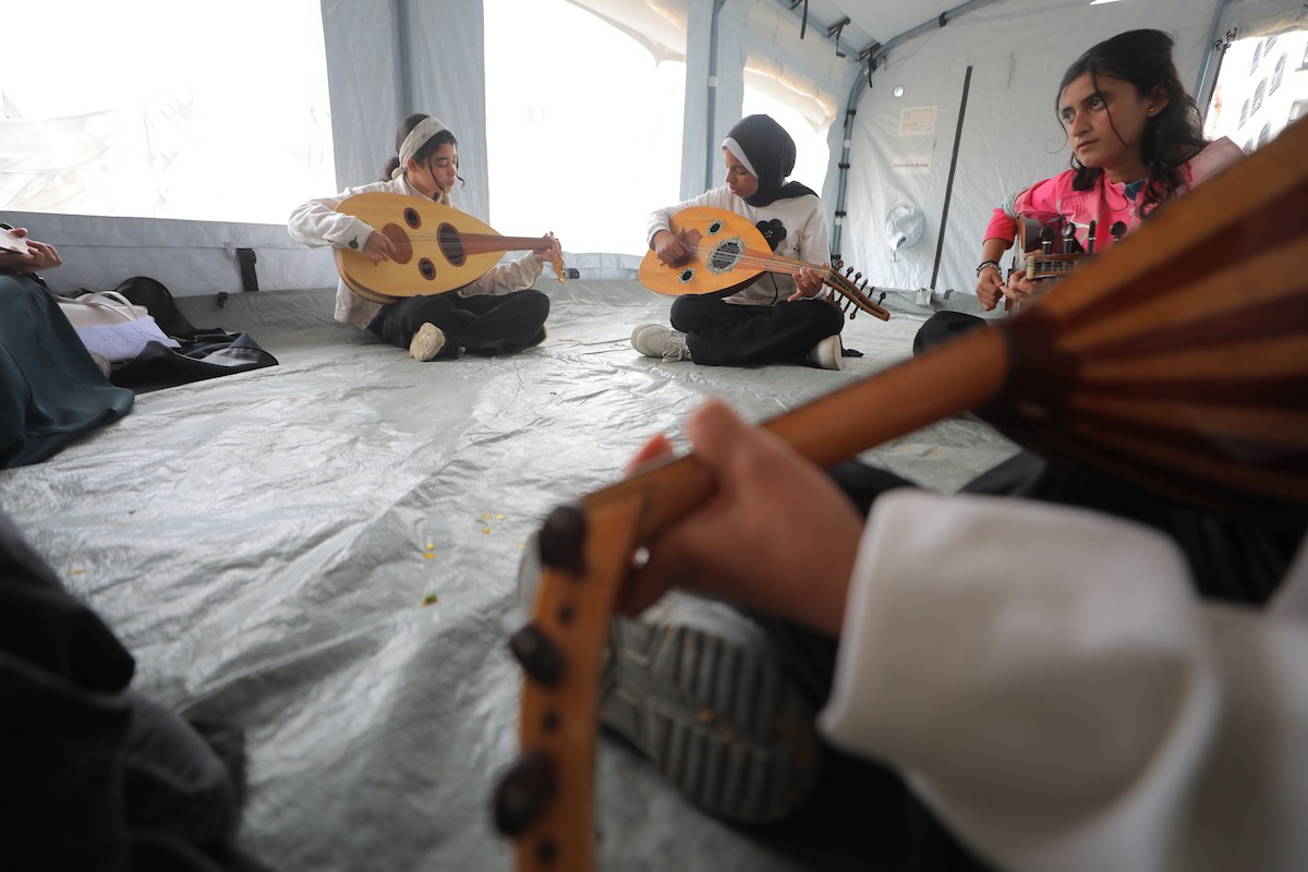 يشارك أطفال فلسطينيون في أنشطة ترفيهية ودعم نفسي اجتماعي في مخيم الزهور للنازحين في مخيم النصيرات للاجئين وسط قطاع غزة. 26 أبريل/نيسان 2026، (تصوير: حسن الجديدي)