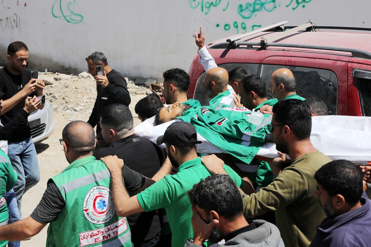 مشيعون فلسطينيون يودعون جثمان المسعف إبراهيم صقر خلال جنازته في مستشفى الشفاء بمدينة غزة في 29 أبريل/نيسان 2026. (صورة: بلال أسامة)