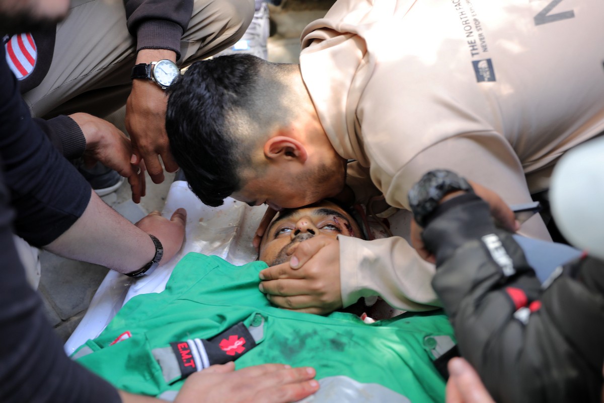 مشيعون فلسطينيون يودعون جثمان المسعف إبراهيم صقر خلال جنازته في مستشفى الشفاء بمدينة غزة في 29 أبريل/نيسان 2026. (صورة: بلال أسامة)