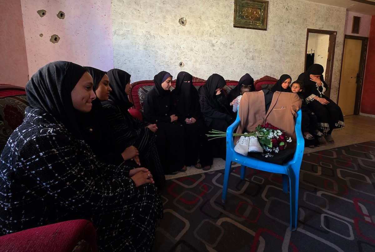 تعيش عائلة الفلسطيني درويش العتال في خان يونس جنوب قطاع غزة حالة من الحزن العميق، بعدما فقدت ابنها إثر غارة جوية إسرائيلية قبل يومين فقط من موعد زفافه، 23 أبريل/نيسان 2026. تصوير: طارق محمد