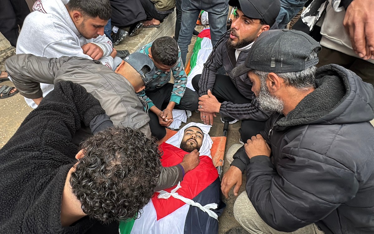 في السابع من أبريل/نيسان 2026، أقارب الضحايا يلقون نظرة أخيرة على جثامين فلسطينيين سقطوا في غارة جوية إسرائيلية شرق مخيم المغازي للاجئين، داخل مستشفى شهداء الأقصى في دير البلح بوسط قطاع غزة.  (صورة: أحمد إبراهيم)