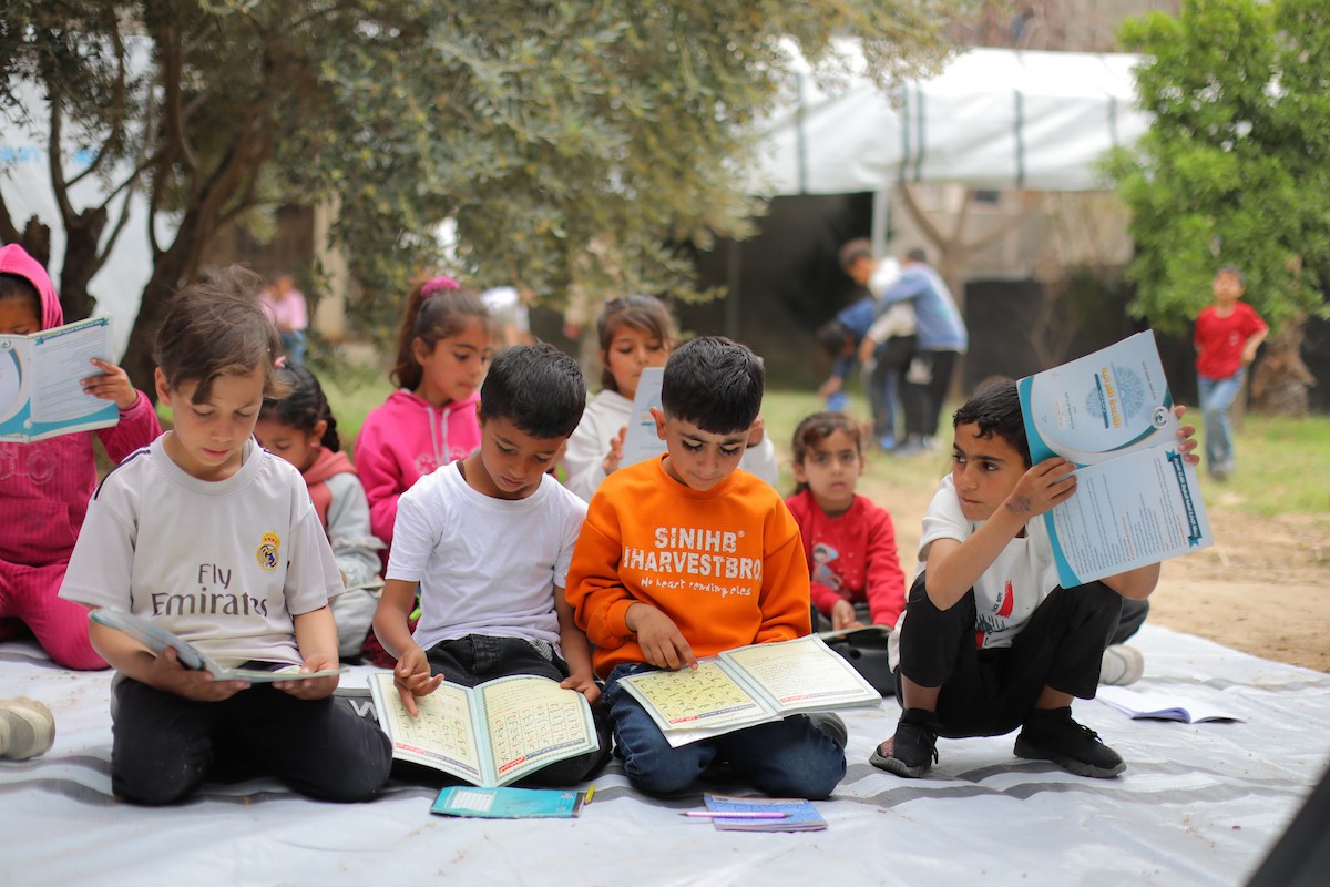 يشارك أطفال فلسطينيون في أنشطة ترفيهية ودعم نفسي اجتماعي في مخيم الزهور للنازحين في مخيم النصيرات للاجئين وسط قطاع غزة. 26 أبريل/نيسان 2026، (تصوير: حسن الجديدي)