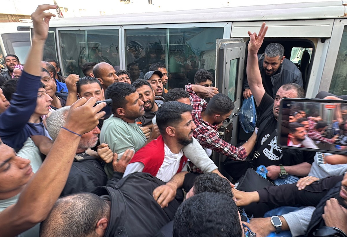 نُقل 24 أسيرًا فلسطينيًا أفرجت عنهم القوات الإسرائيلية إلى مستشفى شهداء الأقصى في دير البلح، وسط قطاع غزة، من قبل اللجنة الدولية للصليب الأحمر في 19 أبريل/نيسان 2026. (صورة: أحمد إبراهيم)