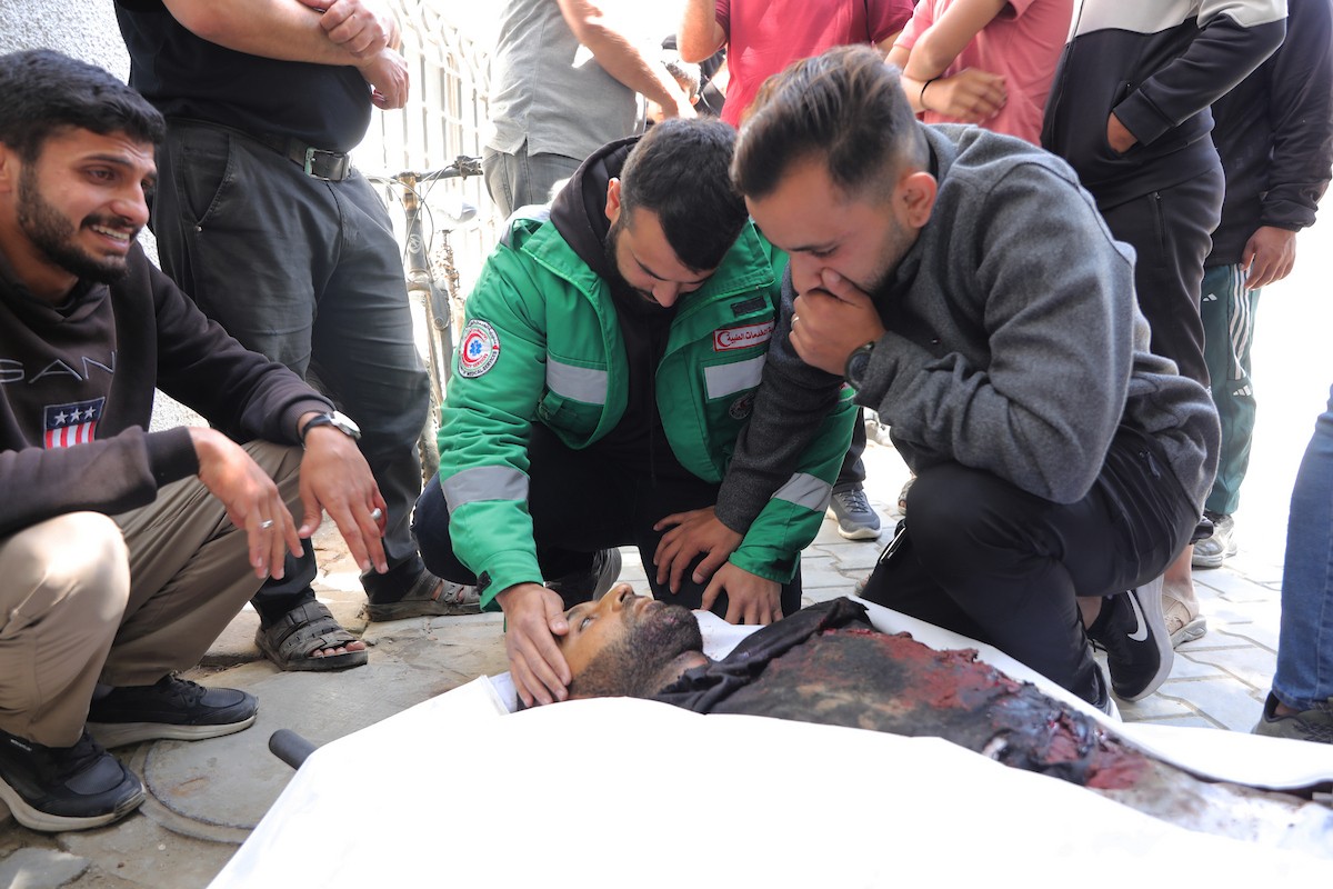 مشيعون فلسطينيون يودعون جثمان المسعف إبراهيم صقر خلال جنازته في مستشفى الشفاء بمدينة غزة في 29 أبريل/نيسان 2026. (صورة: بلال أسامة)